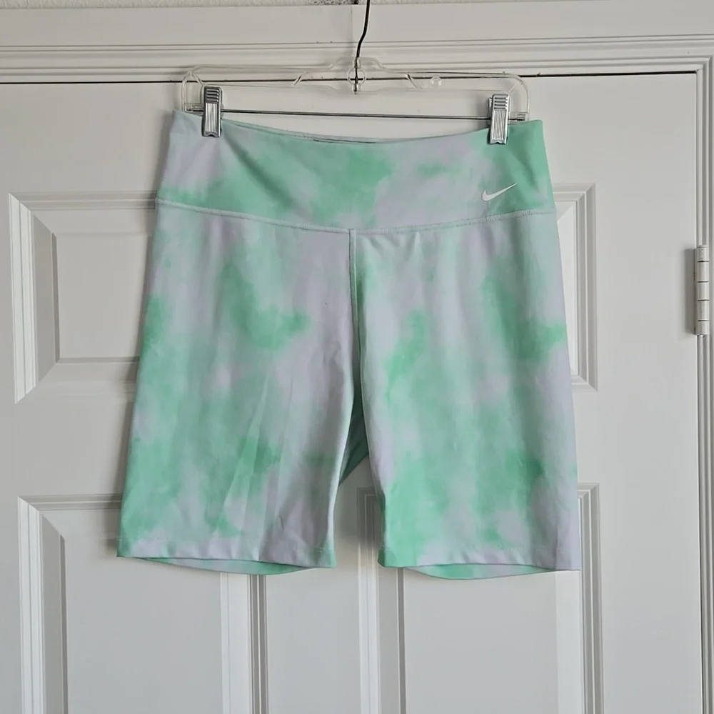 Nike Green and White Bike Shorts Moisture-Wicking Performance